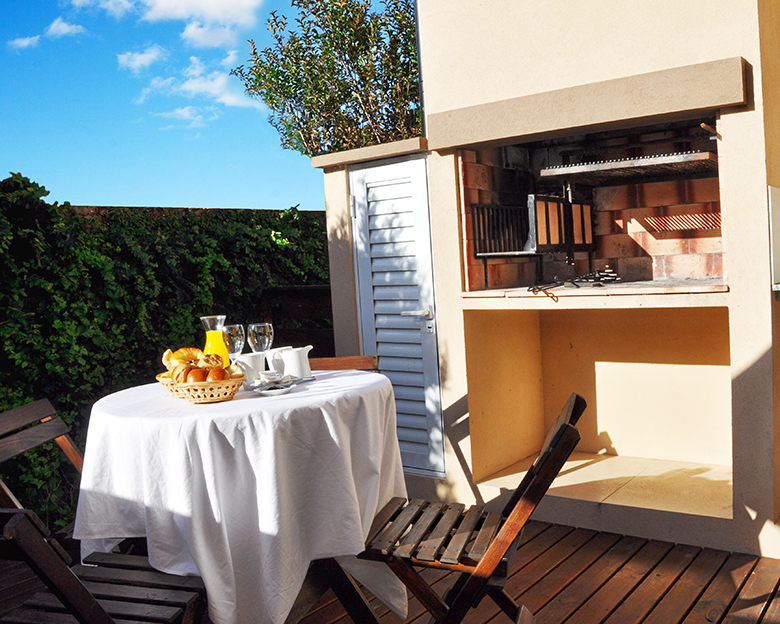 Mesa y asador en el patio