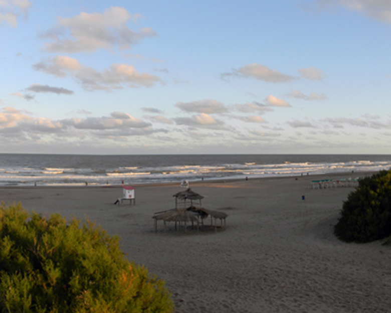 Playa y kioskos